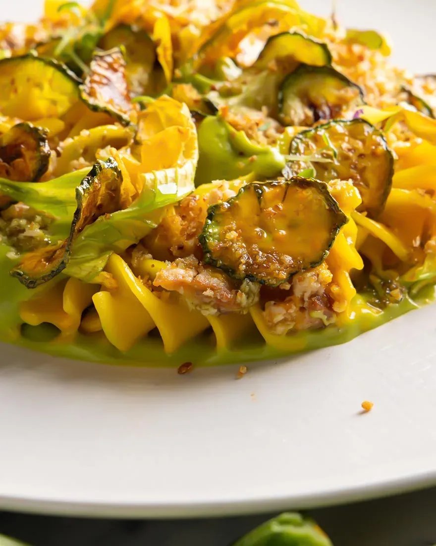 Elica allo Zafferano con Zucchine e Salsiccia di Mare Un Primo che Racconta il Sole