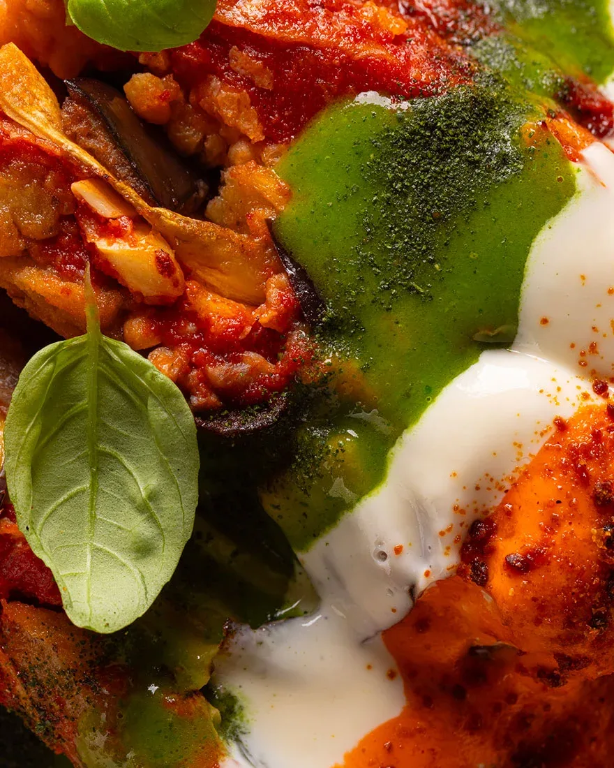 PARMIGIANA-DI-MELANZANE2 Mozzarella, basilico e colore nel piatto
