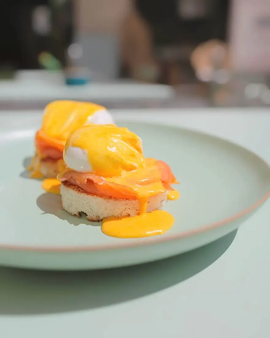 brunch Milano Con benedict eggs