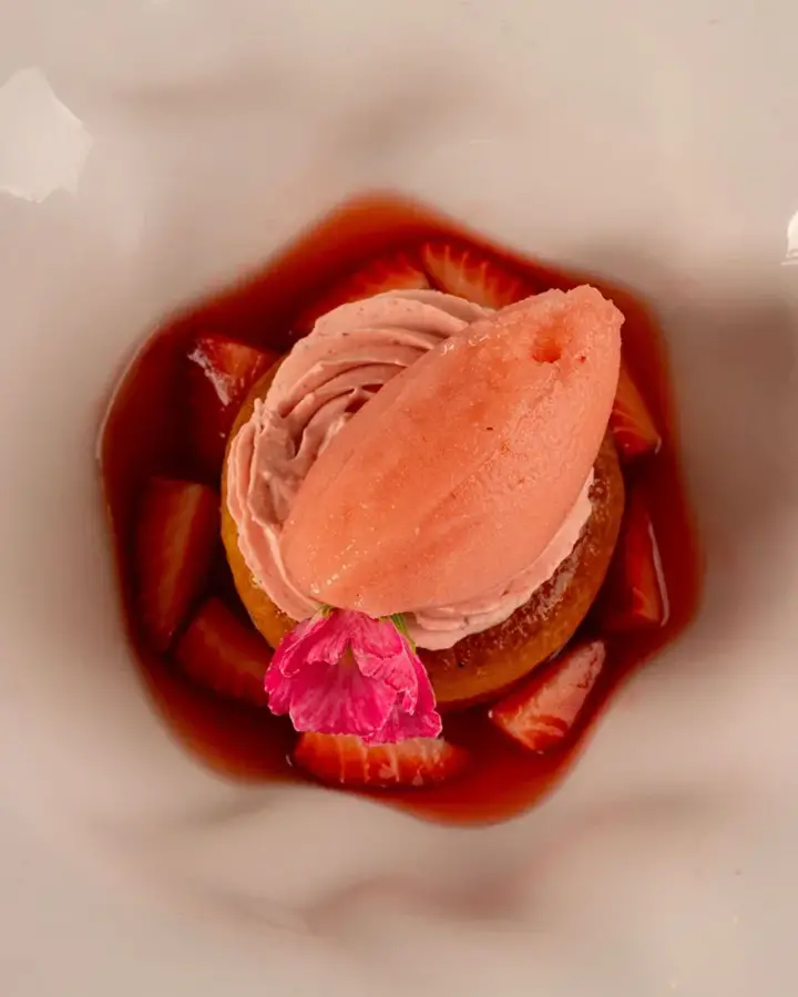 Savarin alle fragole e sambuco